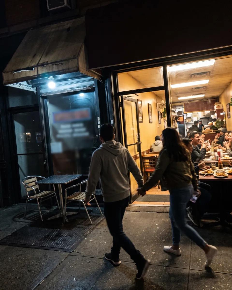 Pareja que pasa de largo un local vacío y entra al de al lado, lleno